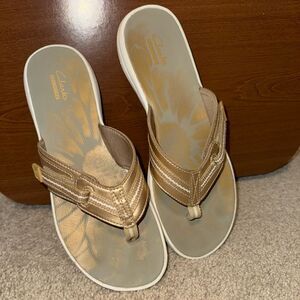 Clarks Gold Sandals Elegant Metallic Straps NWOT SZ 9